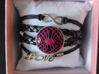 Pulsera LOVE con piedra forrada de encaje de bolillos