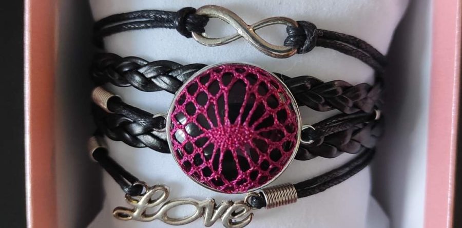 Pulsera LOVE con piedra forrada de encaje de bolillos