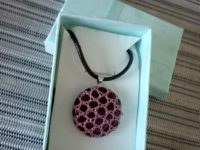 Colgante medallón con encaje de bolillos