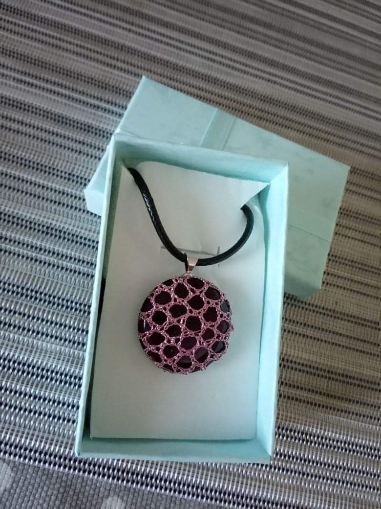 Colgante medallón con encaje de bolillos