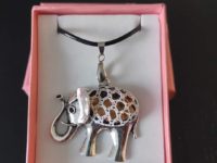 Colgante elefante con encaje de bolillos