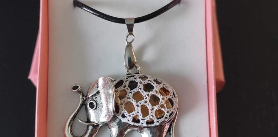 Colgante elefante con encaje de bolillos