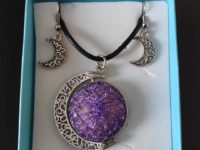 Colgante luna con encaje de bolillos