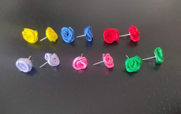 Pendientes de rosa de raso