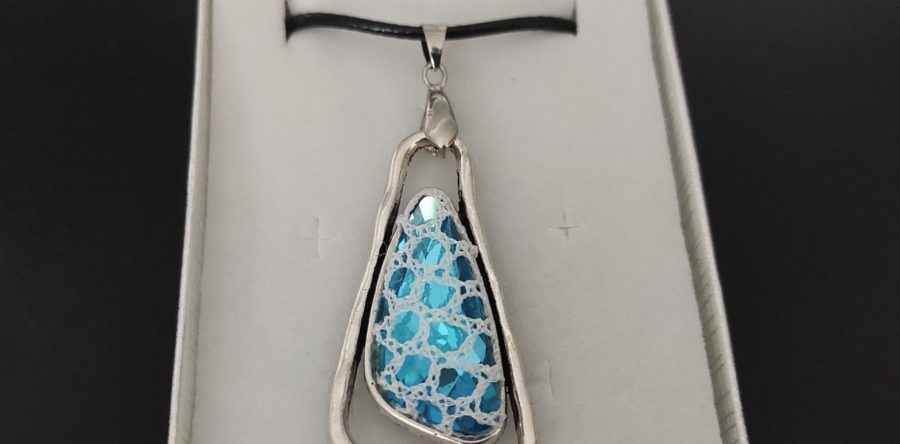 Colgante marquesa con encaje de bolillos