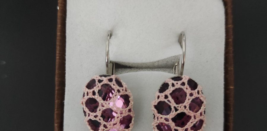 Pendientes pequeños ovalados con encaje de bolillos