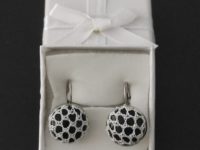 Pendientes redondos pequeños con encaje de bolillos