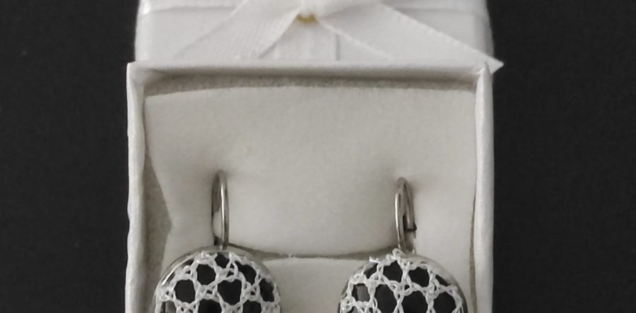 Pendientes redondos pequeños con encaje de bolillos