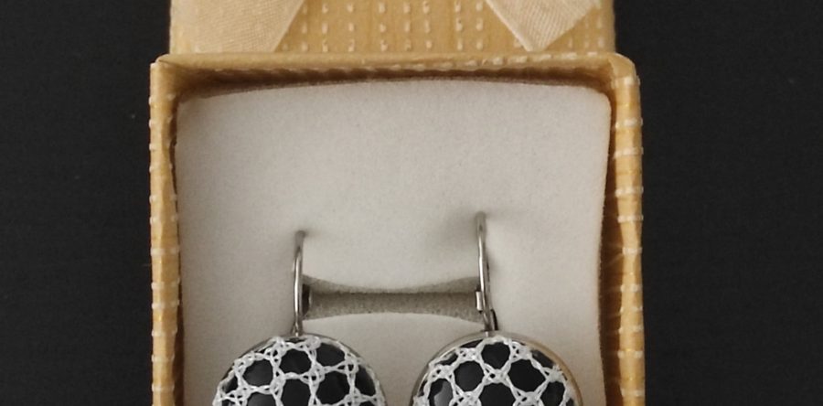 Pendientes redondos con encaje de bolillos