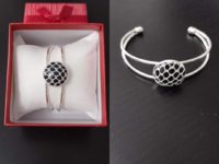 Brazalete con piedra forrada de encaje de bolillos