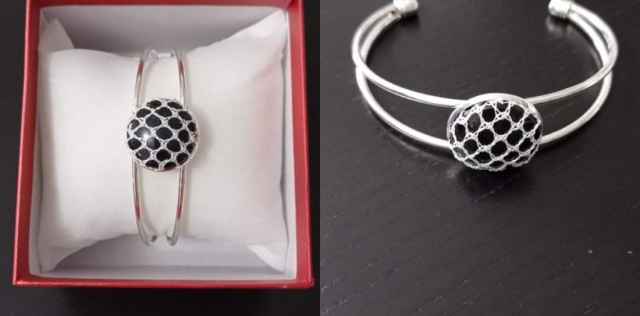 Brazalete con piedra forrada de encaje de bolillos