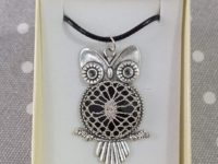 Colgante búho con encaje de bolillos