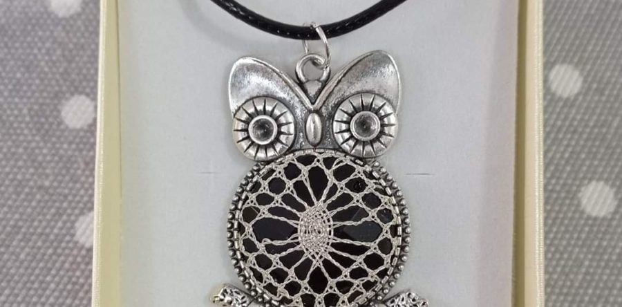 Colgante búho con encaje de bolillos