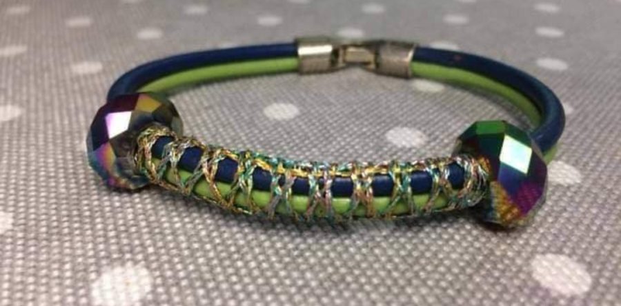 Pulsera de cuero con encaje de bolillos