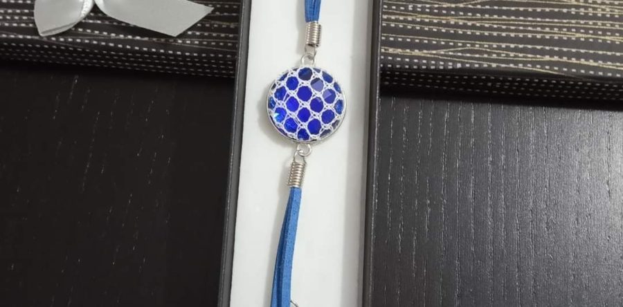 Pulseras de cuero con piedra forrada en encaje de bolillos