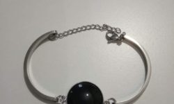 Pulsera articulada con piedra forrada con encaje de bolillos