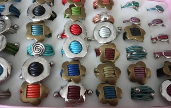 Anillo de cuero con entrepieza de zamak