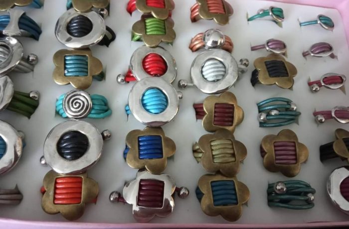 Anillo de cuero con entrepieza de zamak