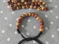 Pulsera de bolas de madera