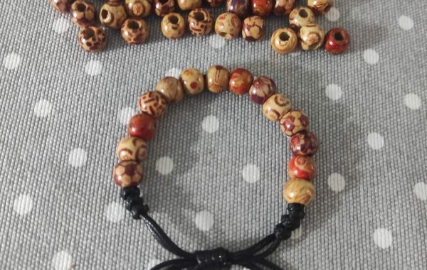 Pulsera de bolas de madera