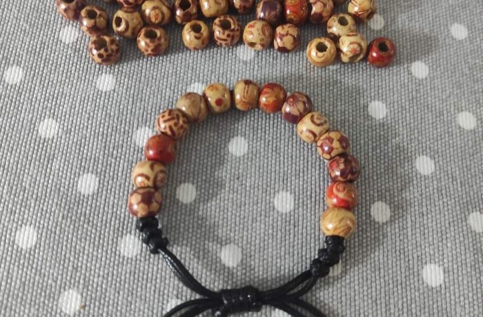 Pulsera de bolas de madera