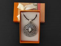 Colgante medallón con estrellas