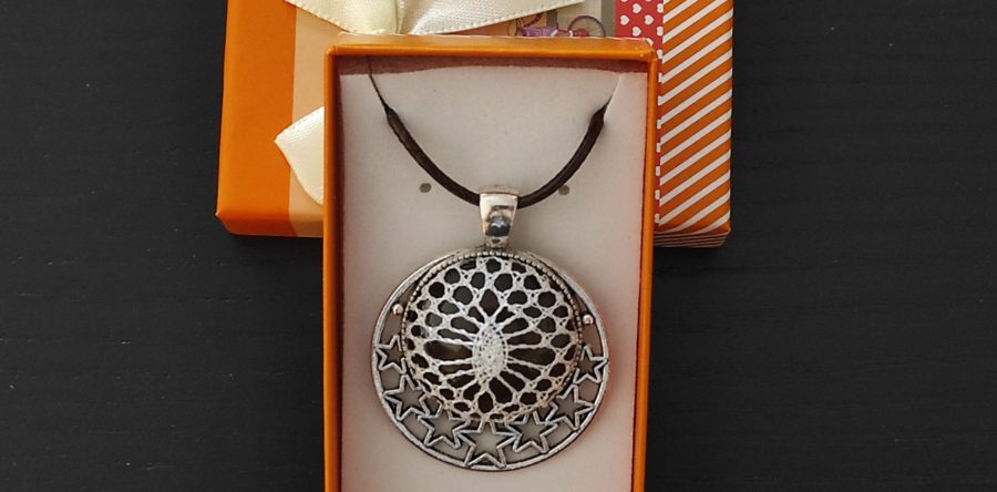 Colgante medallón con estrellas