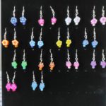 Pendientes de flores y búhos de arcilla