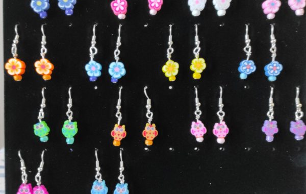 Pendientes de flores y búhos de arcilla