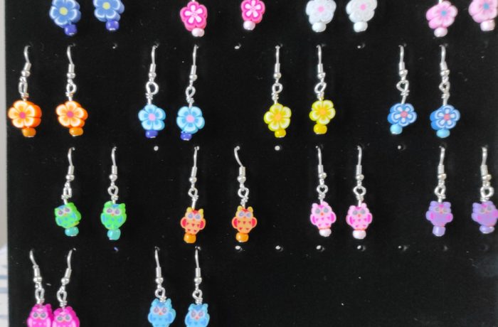 Pendientes de flores y búhos de arcilla