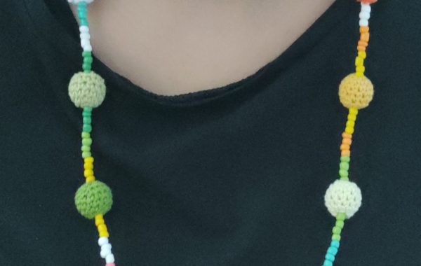 Collar con cuentas pequeñas y bolas con ganchillo