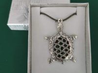 Colgante de tortuga con piedra forrada de encaje