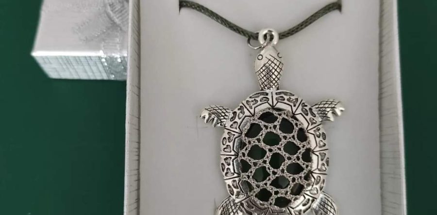 Colgante de tortuga con piedra forrada de encaje
