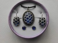 Conjunto de colgante y pendientes con encaje de bolillos