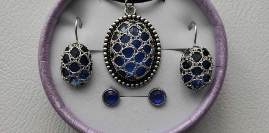 Conjunto de colgante y pendientes con encaje de bolillos