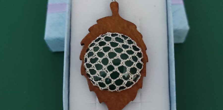 Colgante hoja de madera con encaje de bolillos